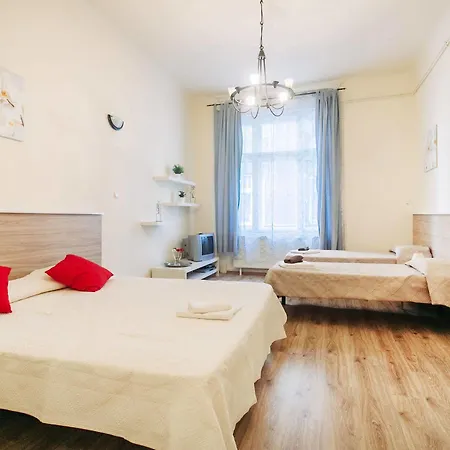 Dandy Deluxe * Budapest