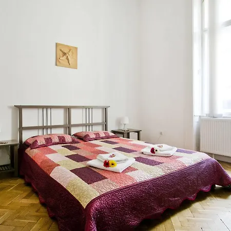 Dandy Deluxe * Budapest